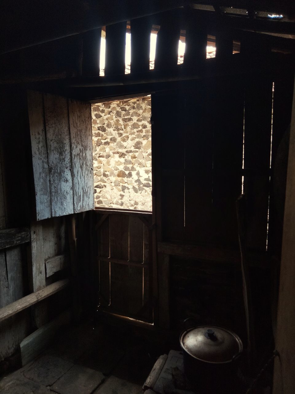 indoors, light, darkness, architecture, no people, lighting, abandoned, house, room, domestic room, interior design, built structure, old, building