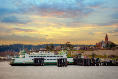 Port townsend ferry. the port townsend historic district is a national historic landmark district .