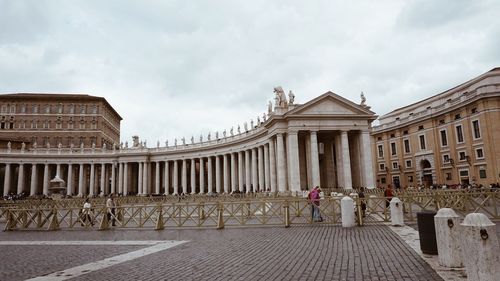 Statue of historic building against cloudy sky