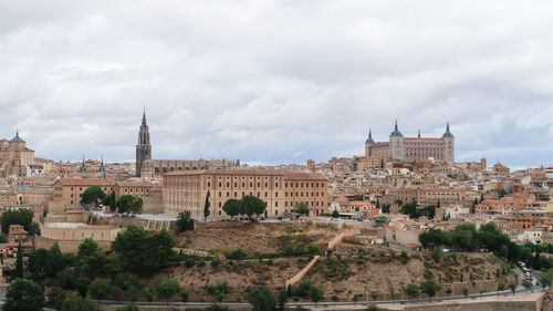 A mesmerizing shot of a beautiful cityscape and ancient castle of toledo in spain