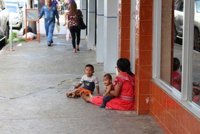 Full length of father with daughter sitting on floor