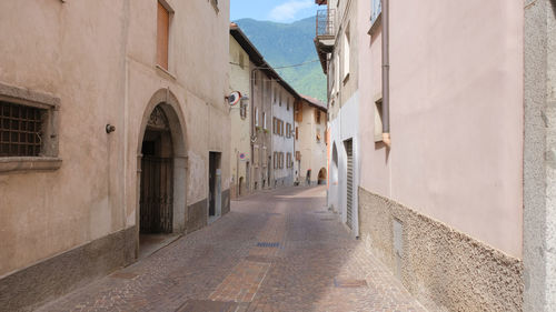 Narrow alley amidst buildings in city