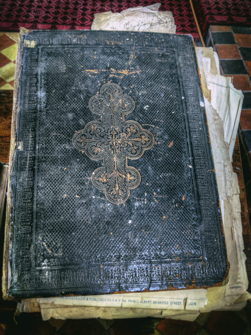 HIGH ANGLE VIEW OF CROSS ON OLD METAL