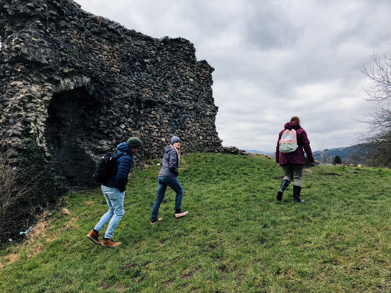 full length, leisure activity, real people, lifestyles, sky, people, nature, day, grass, mountain, group of people, men, cloud - sky, hiking, women, plant, walking, land, adult, casual clothing, outdoors, warm clothing