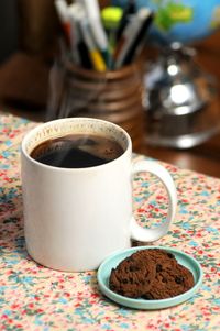 Close-up of coffee on table with choco chips