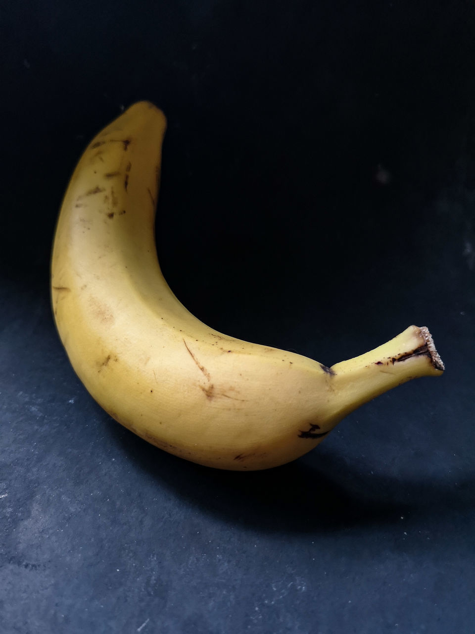 CLOSE-UP OF BANANA ON TABLE