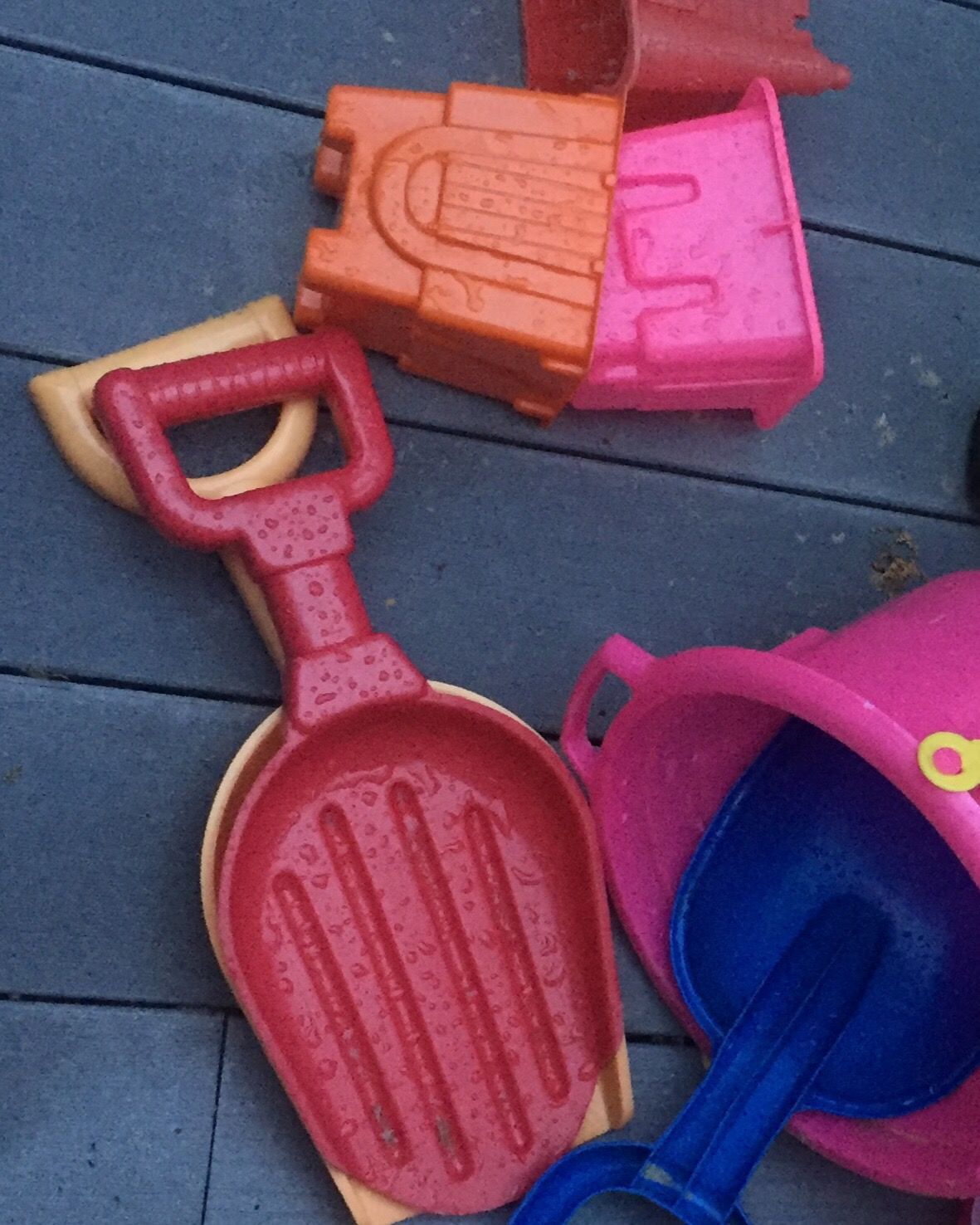 Toy shovel