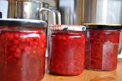 Fill jam into jars