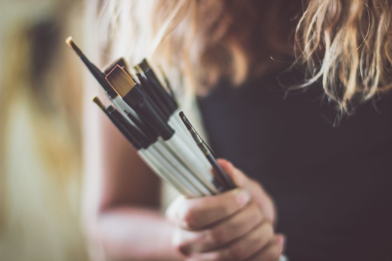 CROPPED IMAGE OF WOMAN HOLDING SMART PHONE