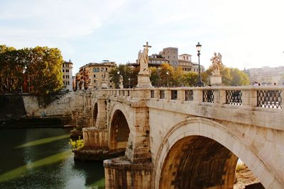 Arch bridge over river in city