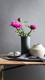 Close-up of pink flowers in vase