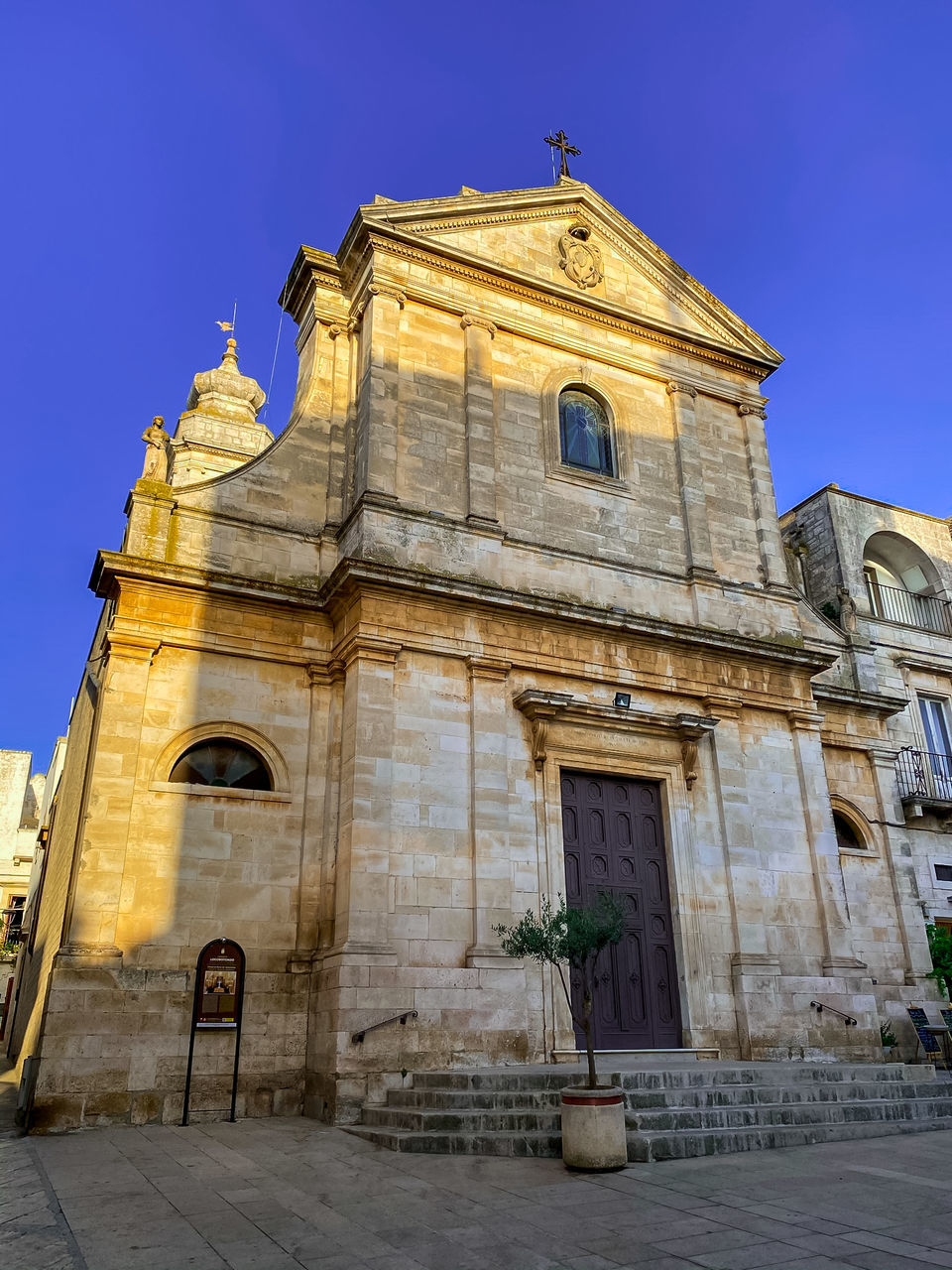 LOW ANGLE VIEW OF HISTORICAL BUILDING AGAINST CLEAR SKY