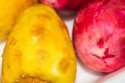 Close-up of apples on table