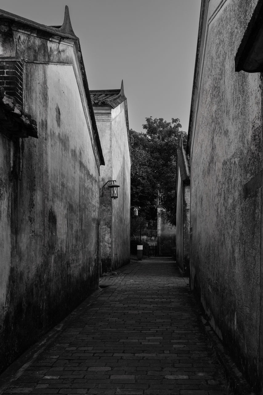 architecture, road, street, alley, black, built structure, building exterior, darkness, white, black and white, monochrome, building, infrastructure, the way forward, monochrome photography, house, urban area, sky, city, residential district, no people, footpath, nature, clear sky, wall - building feature, light, cobblestone, outdoors, narrow, day, old, wall, lane, history, town