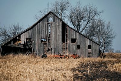 Abandoned barn against sky