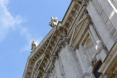 Statues on rooftop of st paul's cathedral against blue clear sky, london, uk