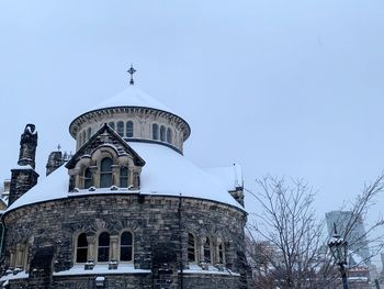 A building in the university of toronto during winter