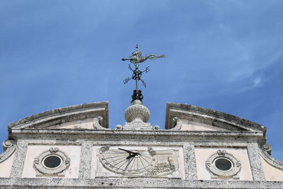 Low angle view of statue of building against sky