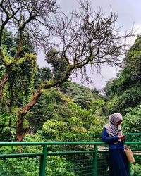 The benefit of the forest in the middle of the city, can breathe fresh air for a moment.