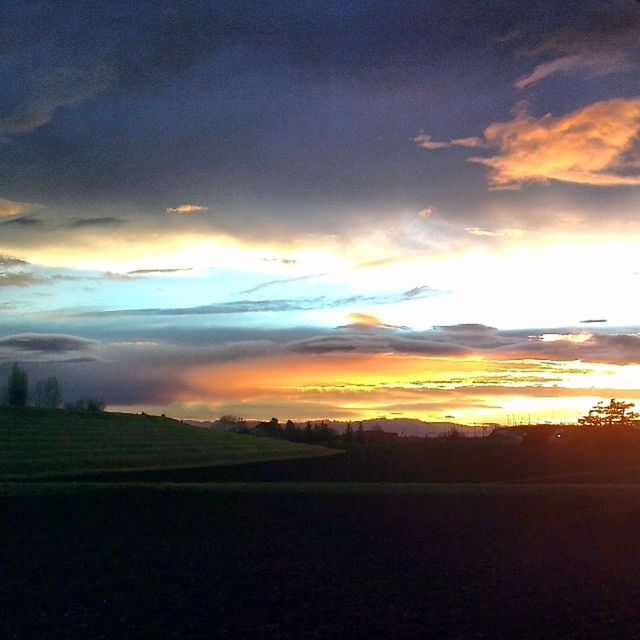 sunset, scenics, tranquil scene, tranquility, landscape, sky, beauty in nature, silhouette, cloud - sky, nature, orange color, idyllic, field, dramatic sky, cloud, tree, sun, horizon over land, non-urban scene, outdoors