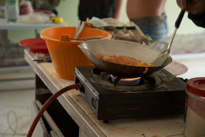 Contruction worker cook their own food,saving money