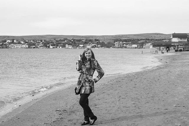 full length, lifestyles, casual clothing, leisure activity, water, young adult, building exterior, built structure, architecture, standing, clear sky, sea, person, young women, beach, day, rear view, city