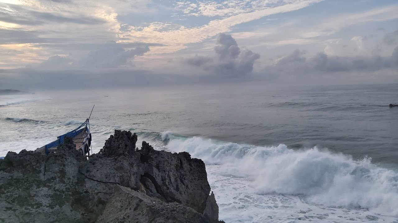 SCENIC VIEW OF ROCKY BEACH