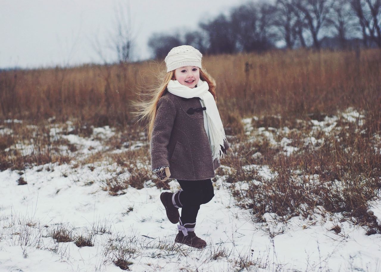 full length, lifestyles, casual clothing, young adult, standing, leisure activity, looking at camera, portrait, person, front view, field, winter, warm clothing, young women, landscape, snow, nature, three quarter length