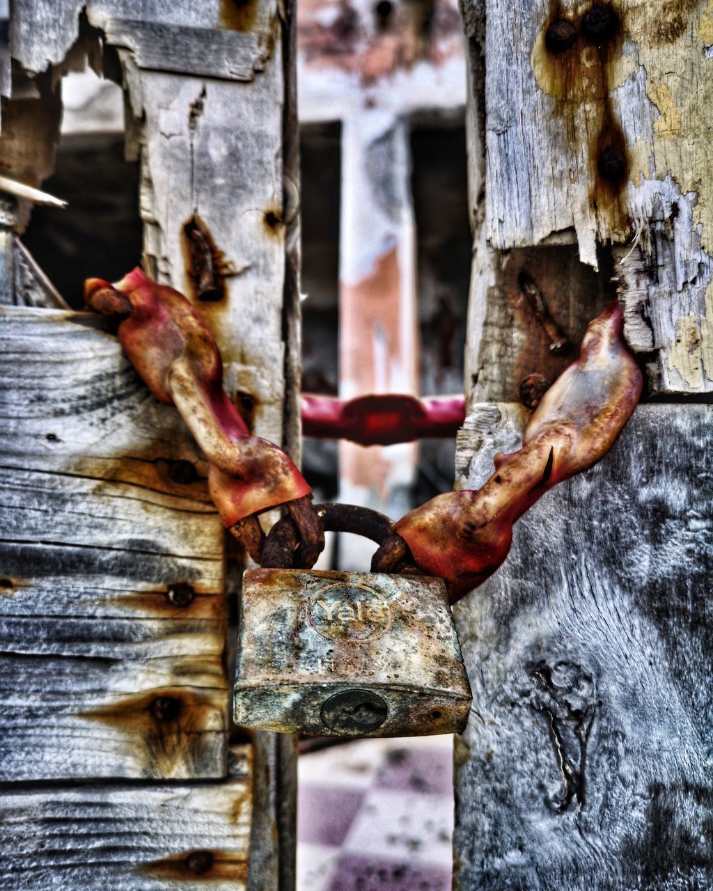 CLOSE-UP OF RUSTY METAL WOOD