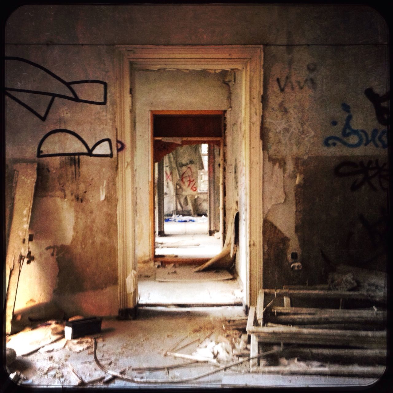 damaged, abandoned, house, indoors, architecture, built structure, run-down, old, obsolete, graffiti, deterioration, messy, weathered, diminishing perspective, the way forward, dirty, bad condition, corridor, day, history