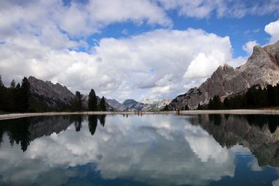 Panoramic view of lake and mountains against sky