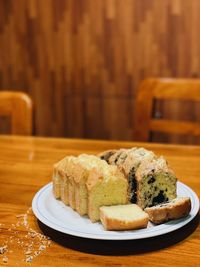 Close-up of pound cake in plate on table