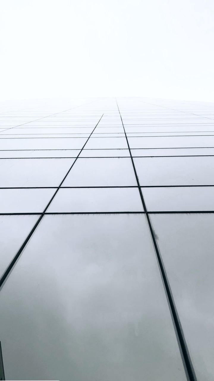 LOW ANGLE VIEW OF BUILDING AGAINST CLOUDY SKY