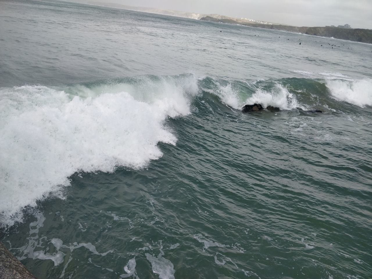 WAVES SPLASHING IN SEA