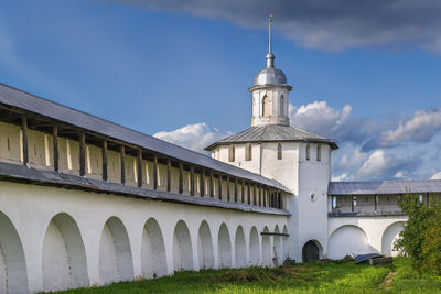 Wall and tower in nikitsky monastery near pereslavl-zalessky, russia