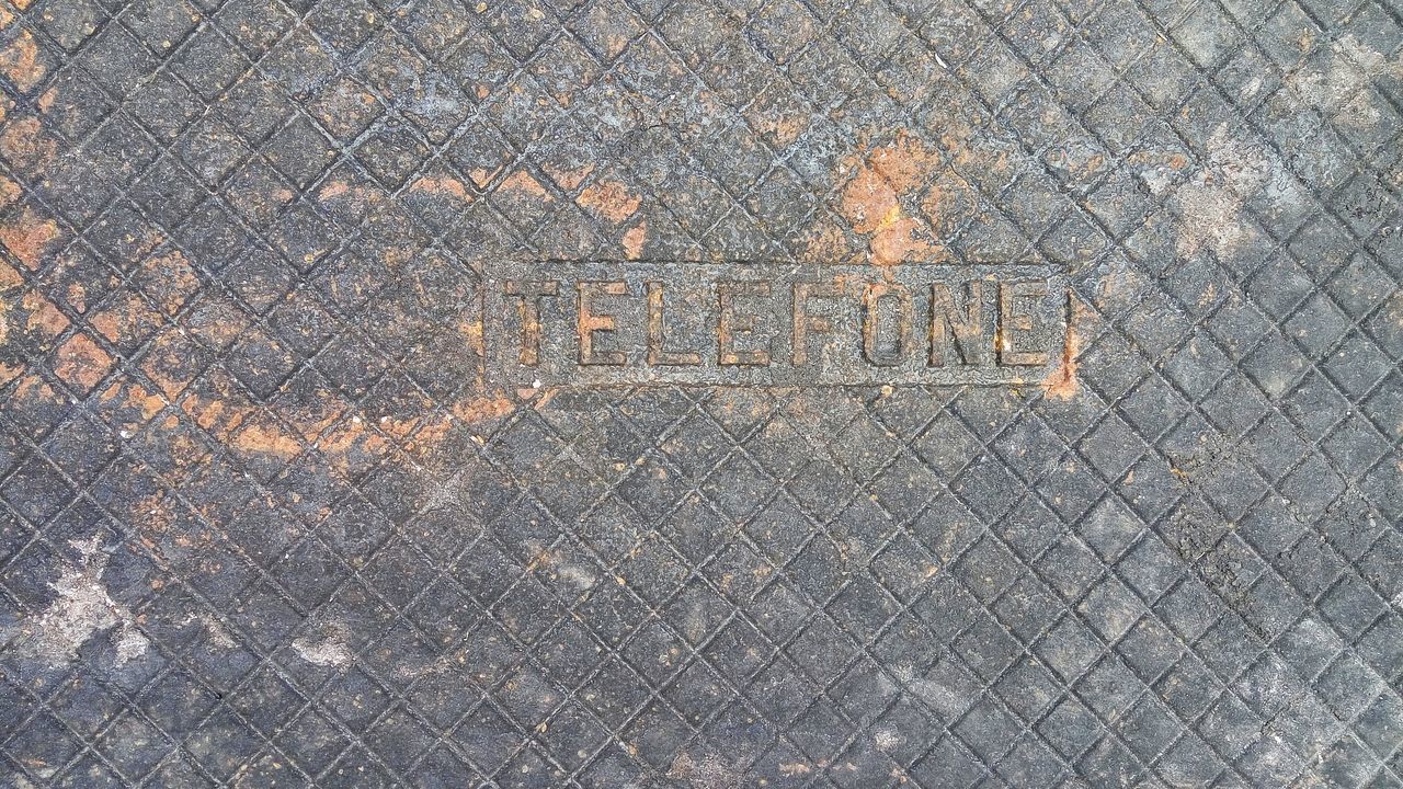 CLOSE-UP OF METAL CHAIN ON GROUND