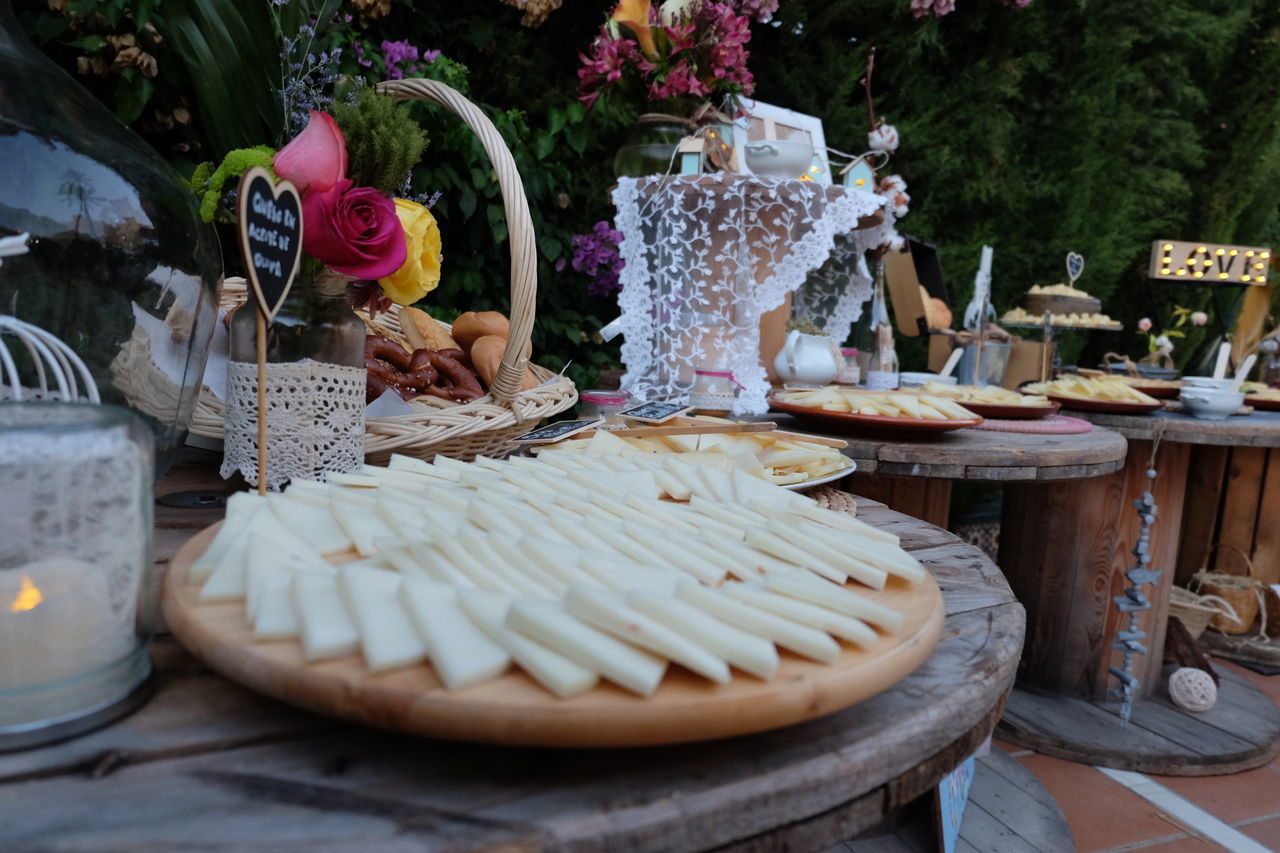 CAKE WITH FLOWERS ON TABLE