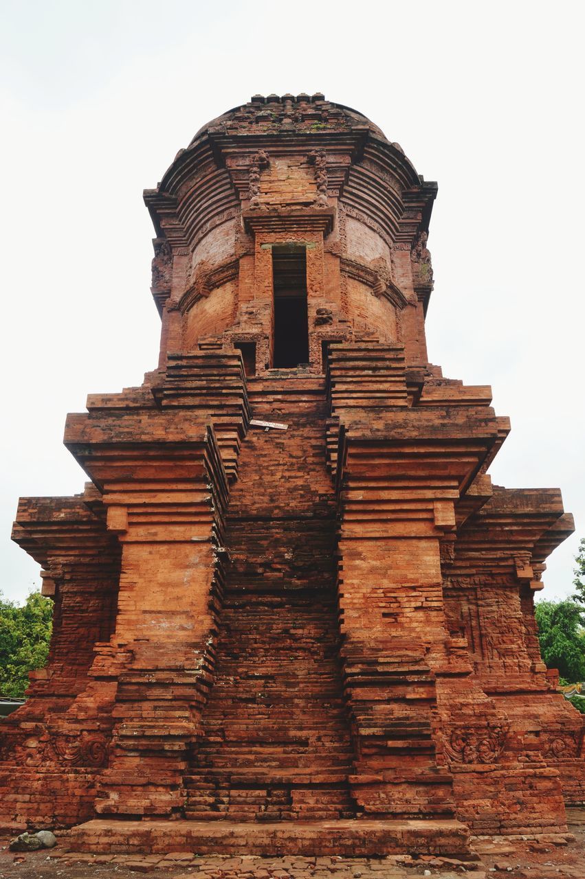 LOW ANGLE VIEW OF OLD TEMPLE AGAINST SKY