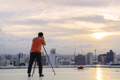 Photographer that is intending to take pictures on the sky high rise building