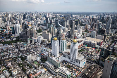 A landscape in bangkok at the roof of a hotel