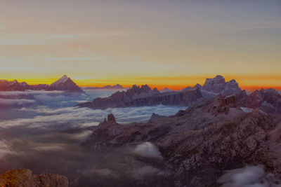 Il giorno incalza sopra un mare di nuvole e le dolomiti sembrano scogli