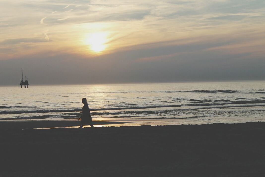 sea, sunset, horizon over water, water, silhouette, sky, beach, scenics, beauty in nature, tranquil scene, tranquility, shore, leisure activity, lifestyles, sun, standing, men, nature