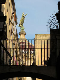 Statue of historic building against sky