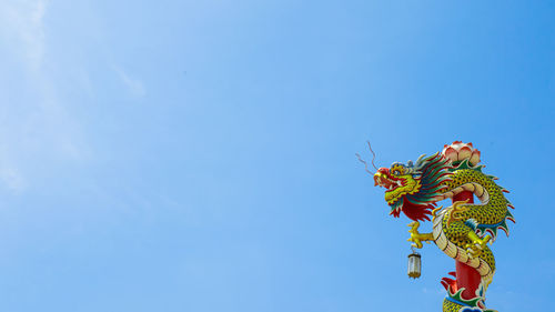 The dragon atop saturday, the backdrop of the sky.