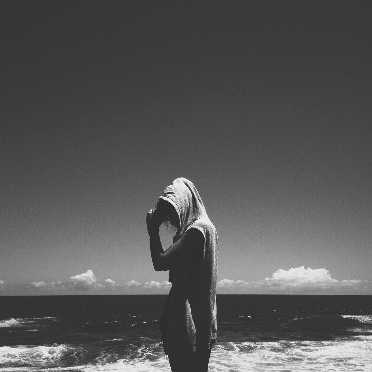 sea, water, horizon over water, standing, lifestyles, leisure activity, rear view, three quarter length, full length, beach, tranquil scene, tranquility, sky, copy space, clear sky, shore, scenics, nature