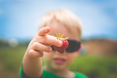 Close-up of hand holding flower