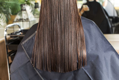 An even cut of hair. women's hairstyle in a beauty salon. person