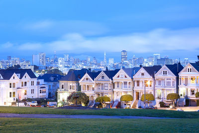 Traditional victorian houses known as painted ladies in alamo square, san francisco, california, usa