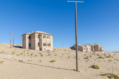 Abandoned houses filled in desert at former german mining town kolmanskop near luderitz, namibia