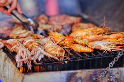 Cropped hand of man preparing seafood